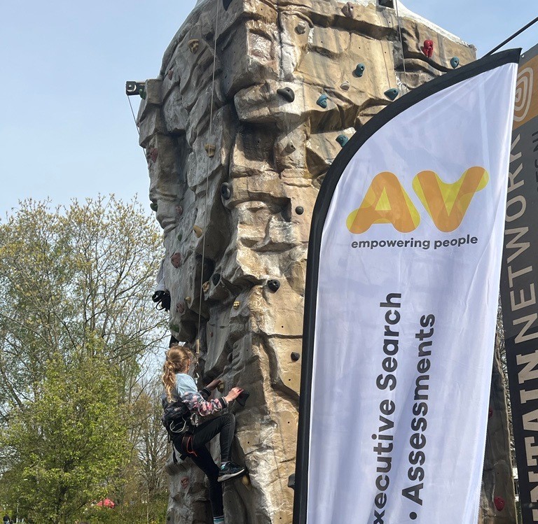 AV steunt klimmuur in Woudenberg tijdens Koningsdag